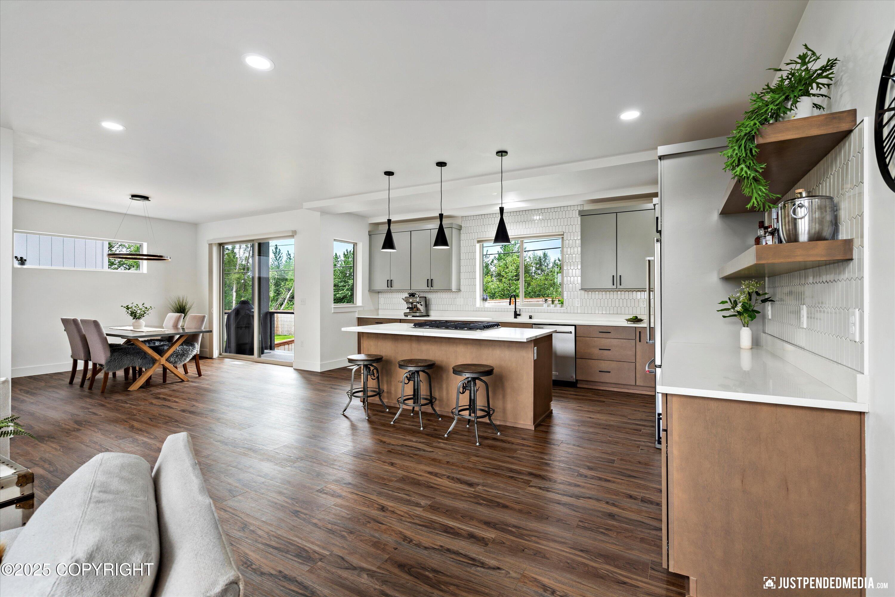 Anchorage, Alaska 99502, United States, 4 Bedrooms Bedrooms, ,3 BathroomsBathrooms,Residential,Pending,161046