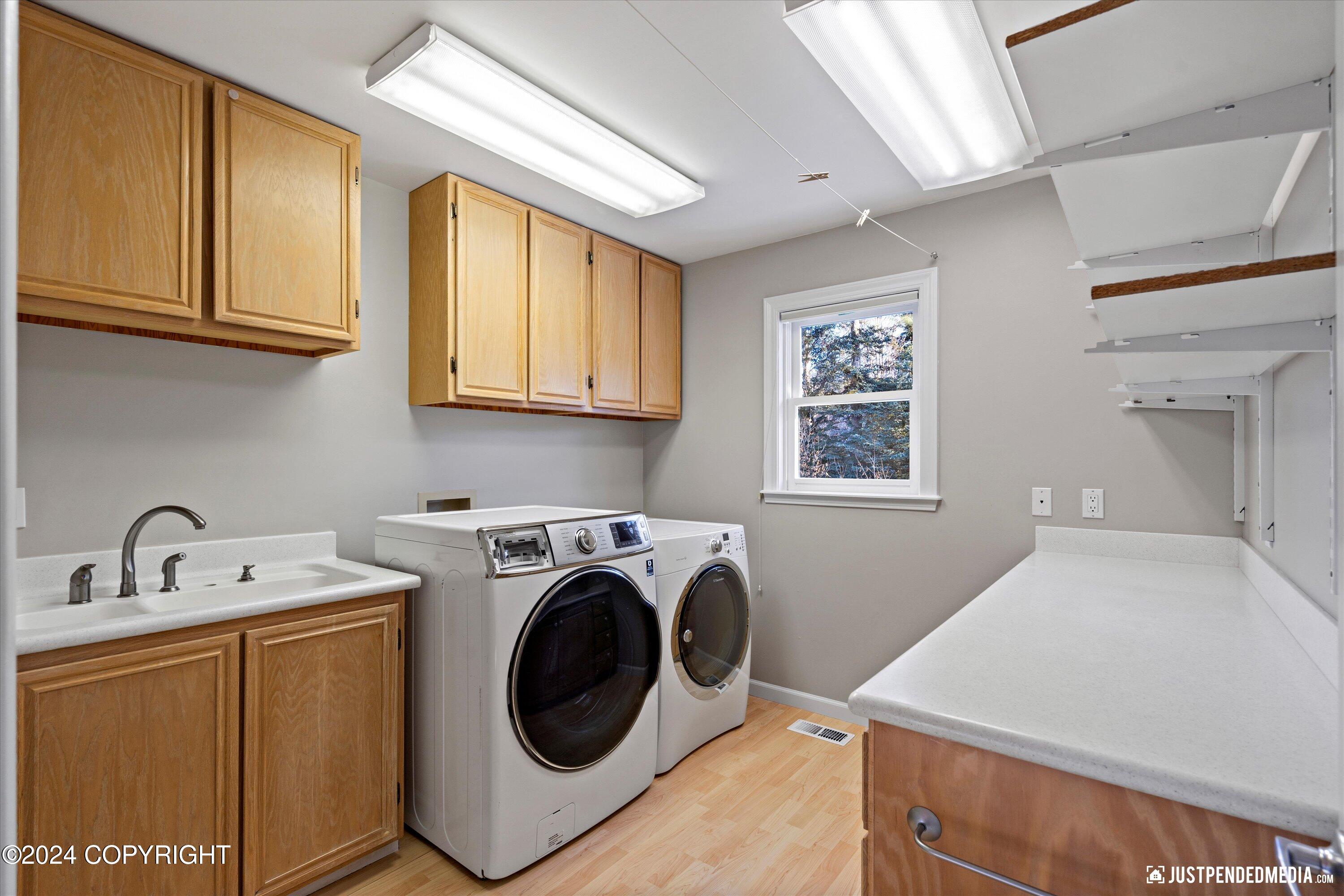 Anchorage, Alaska 99516, United States, 4 Bedrooms Bedrooms, ,3 BathroomsBathrooms,Residential,Pending,32663