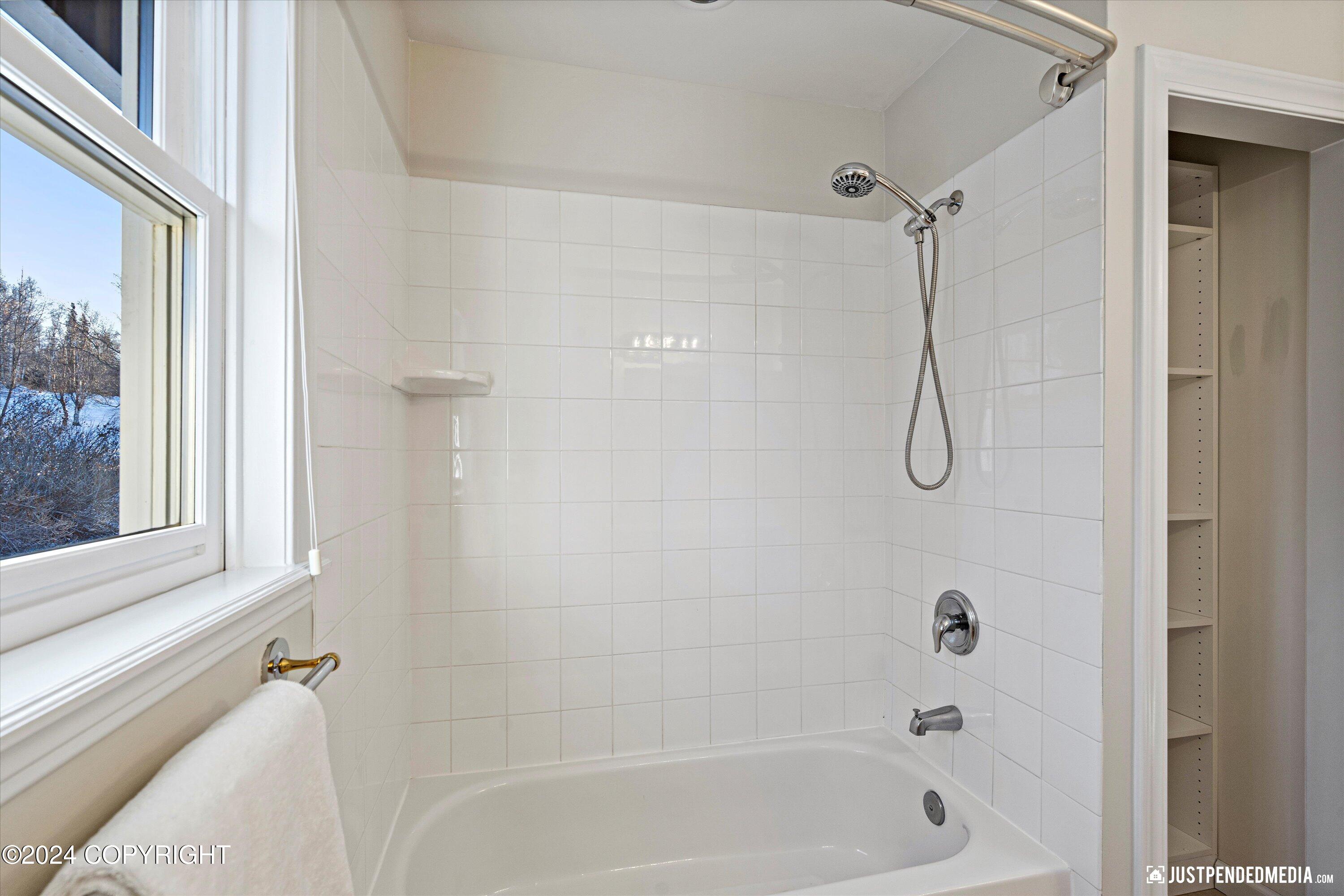 Anchorage, Alaska 99516, United States, 4 Bedrooms Bedrooms, ,3 BathroomsBathrooms,Residential,Pending,32663