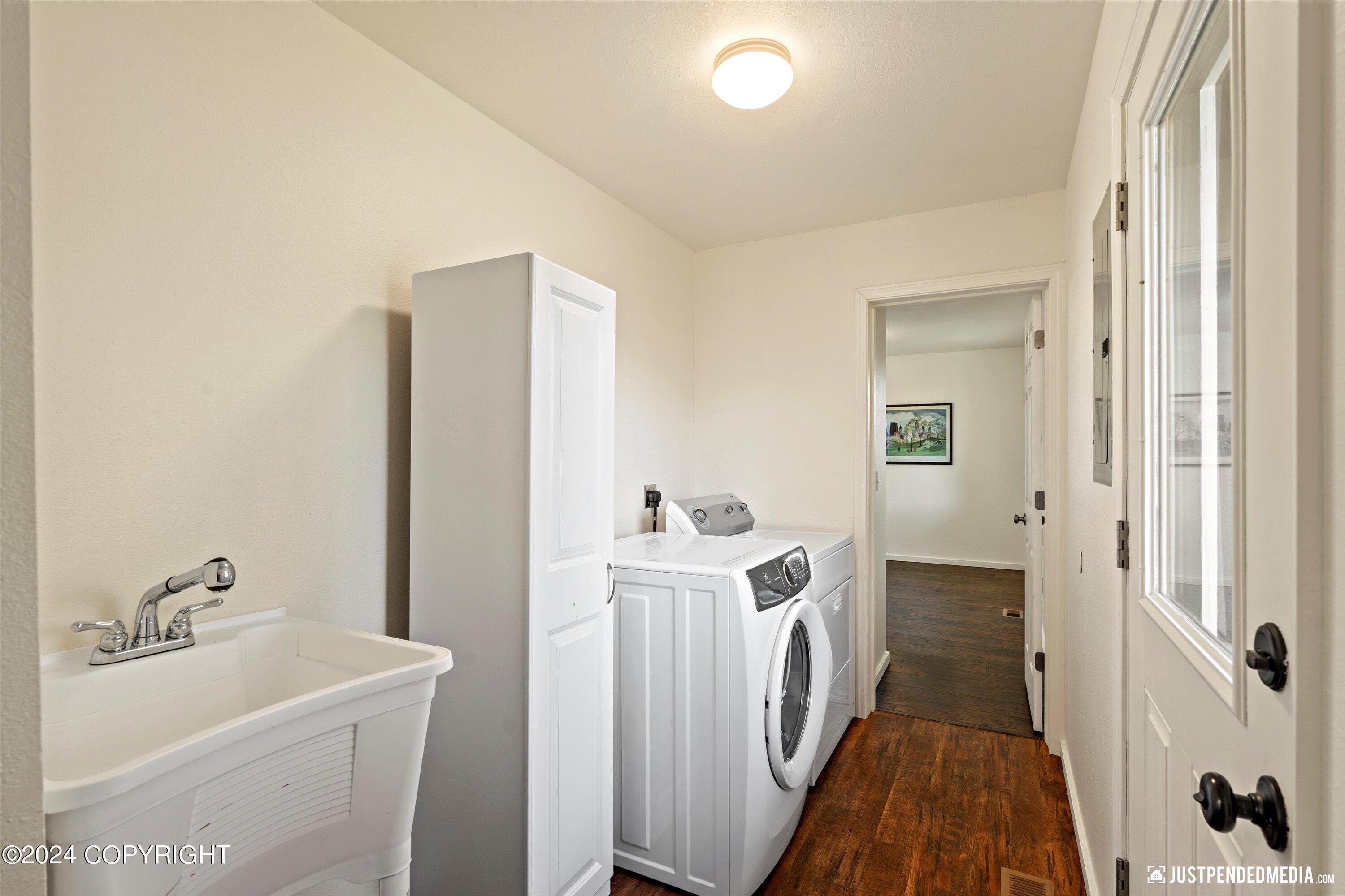 Anchorage, Alaska 99508, United States, 3 Bedrooms Bedrooms, ,1 BathroomBathrooms,Residential,Pending,38018