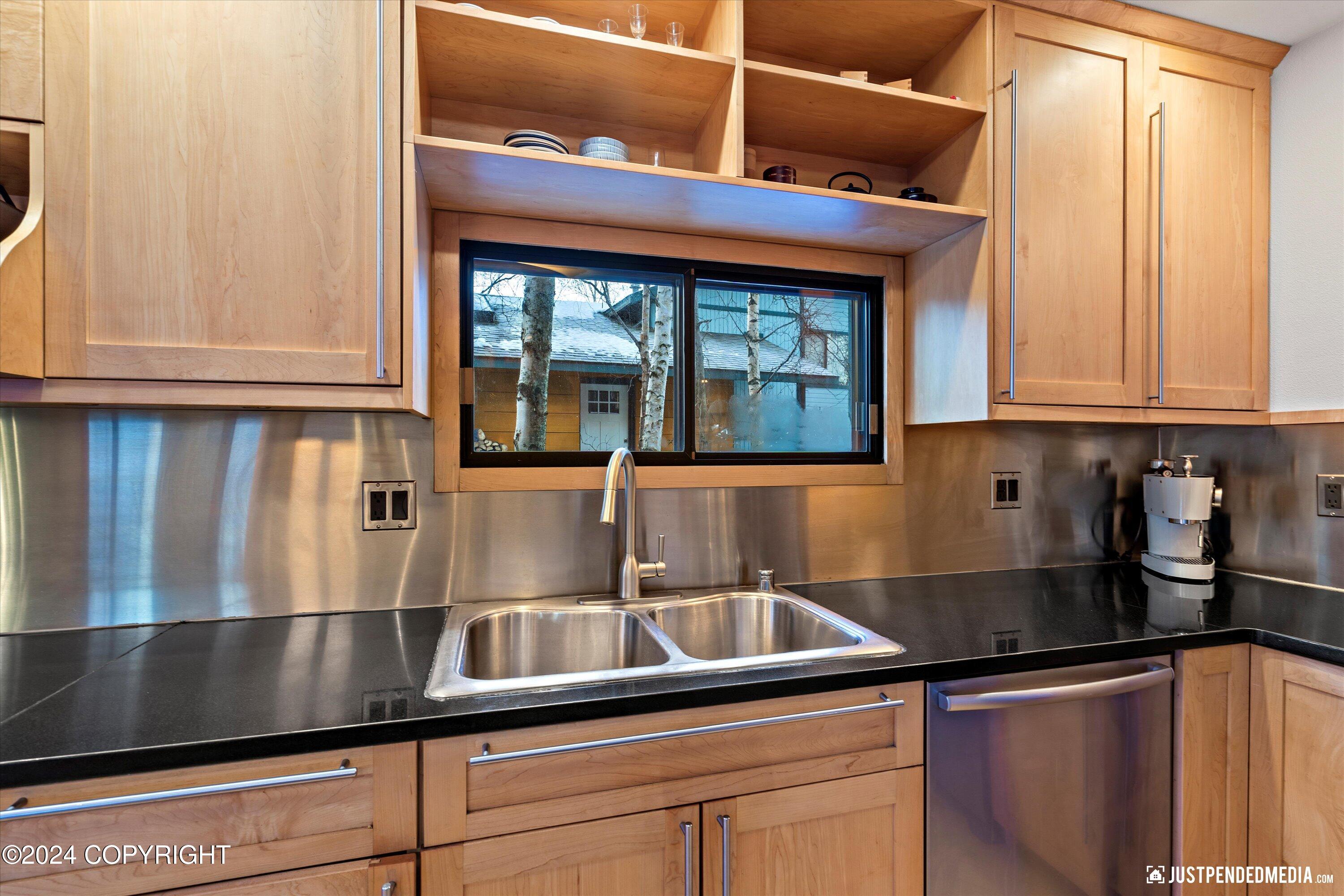 Anchorage, Alaska 99515, United States, 3 Bedrooms Bedrooms, ,3 BathroomsBathrooms,Residential,Pending,32362