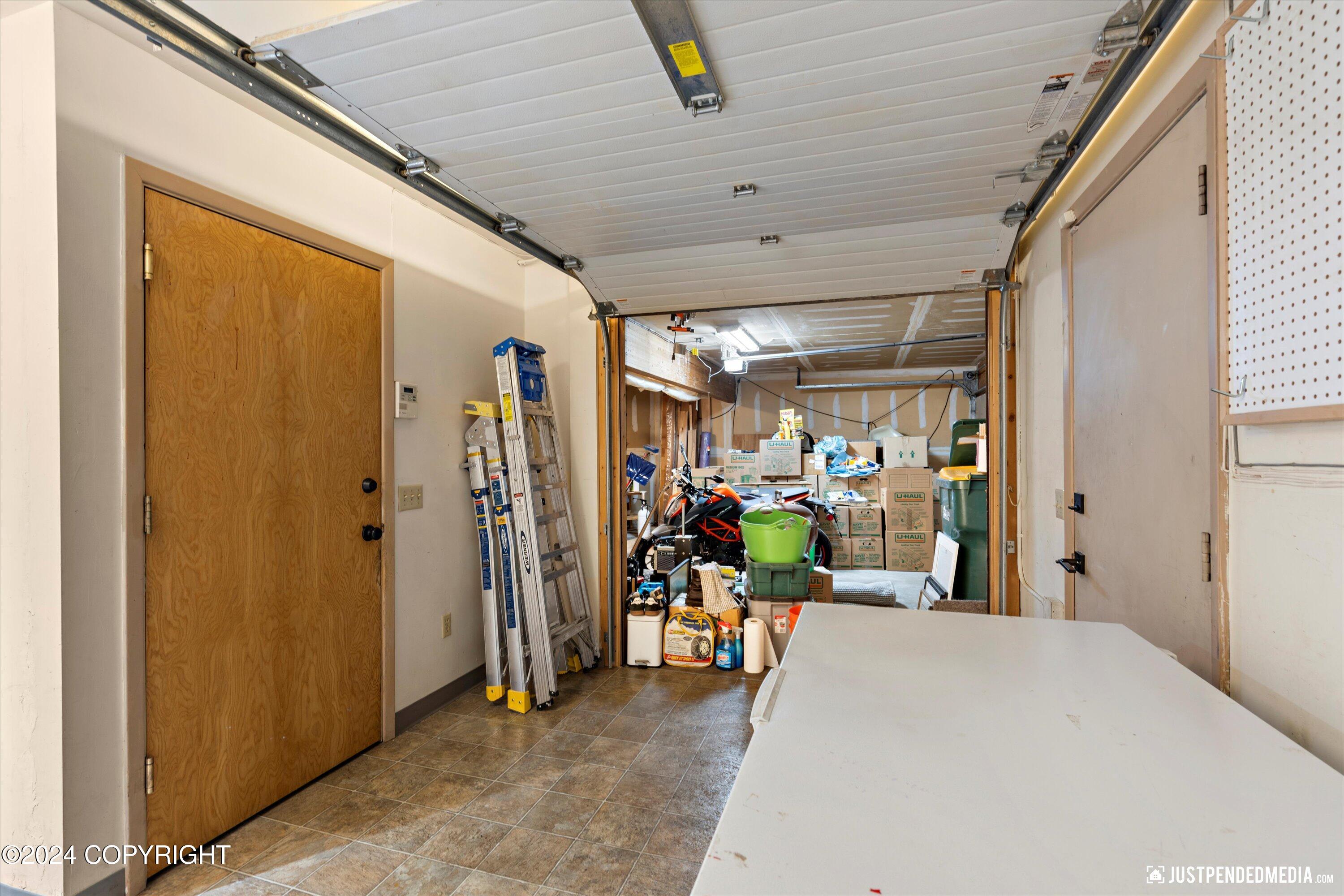 Anchorage, Alaska 99515, United States, 3 Bedrooms Bedrooms, ,3 BathroomsBathrooms,Residential,Pending,32362