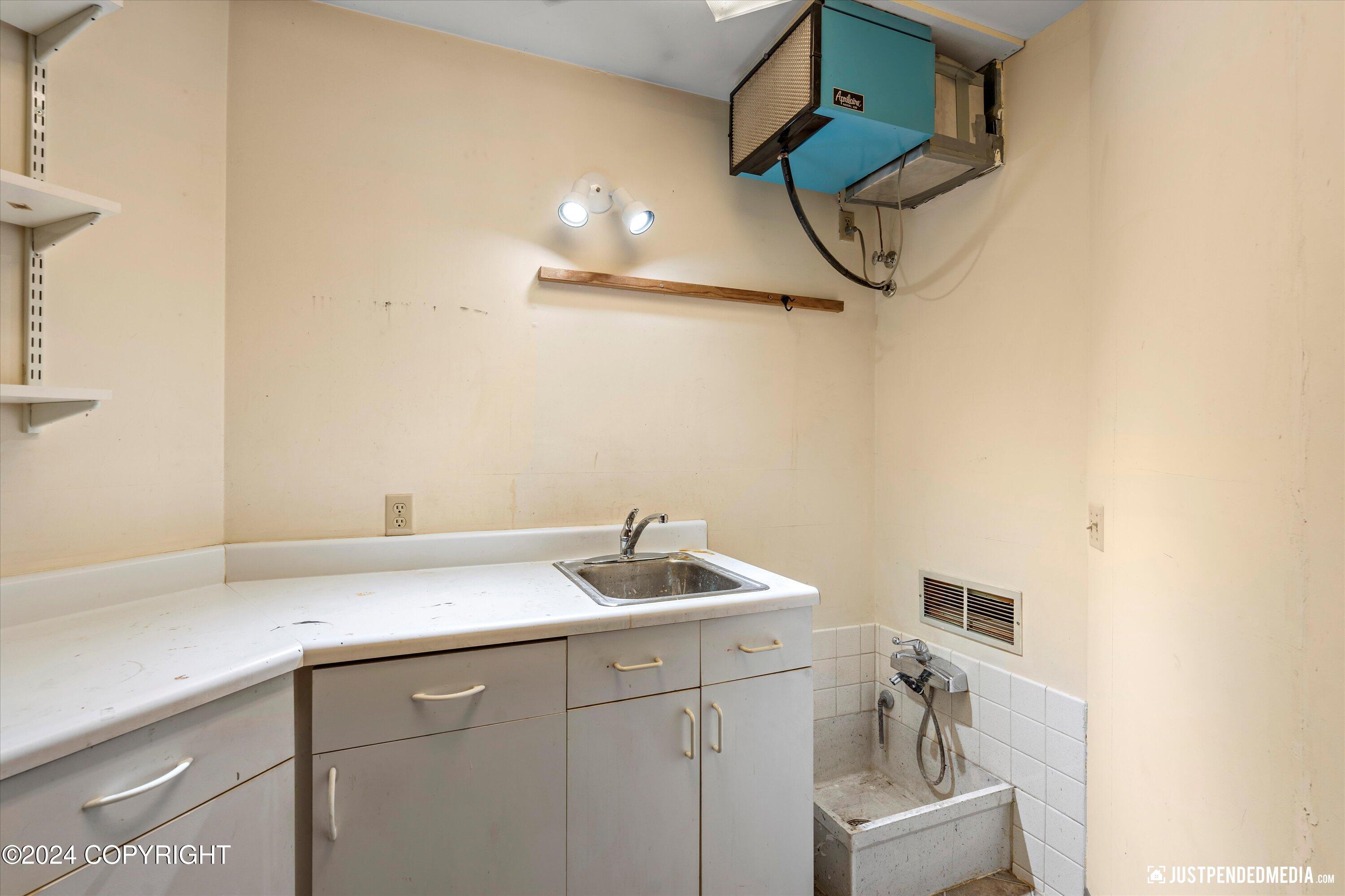 Anchorage, Alaska 99515, United States, 3 Bedrooms Bedrooms, ,3 BathroomsBathrooms,Residential,Pending,32362