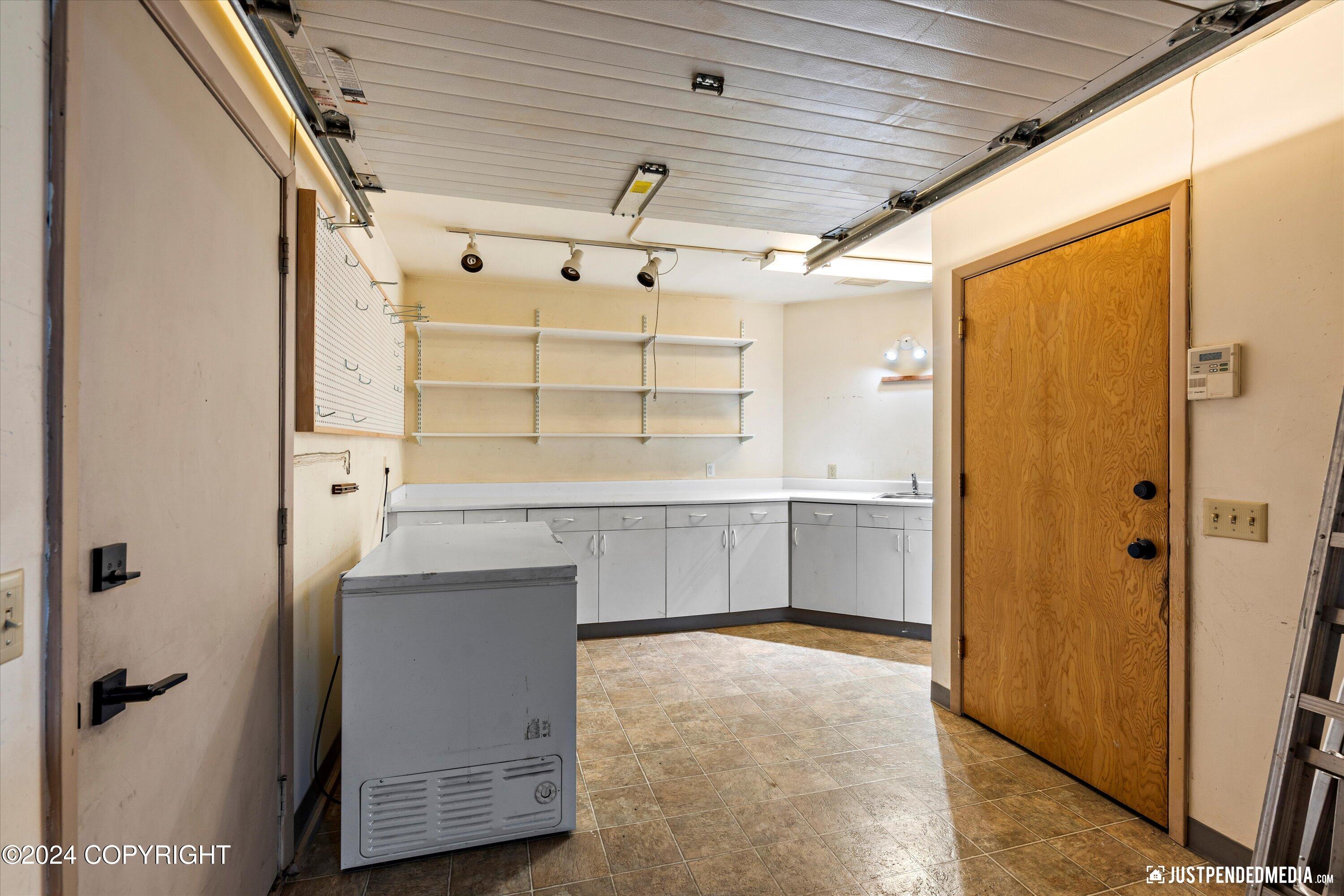 Anchorage, Alaska 99515, United States, 3 Bedrooms Bedrooms, ,3 BathroomsBathrooms,Residential,Pending,32362