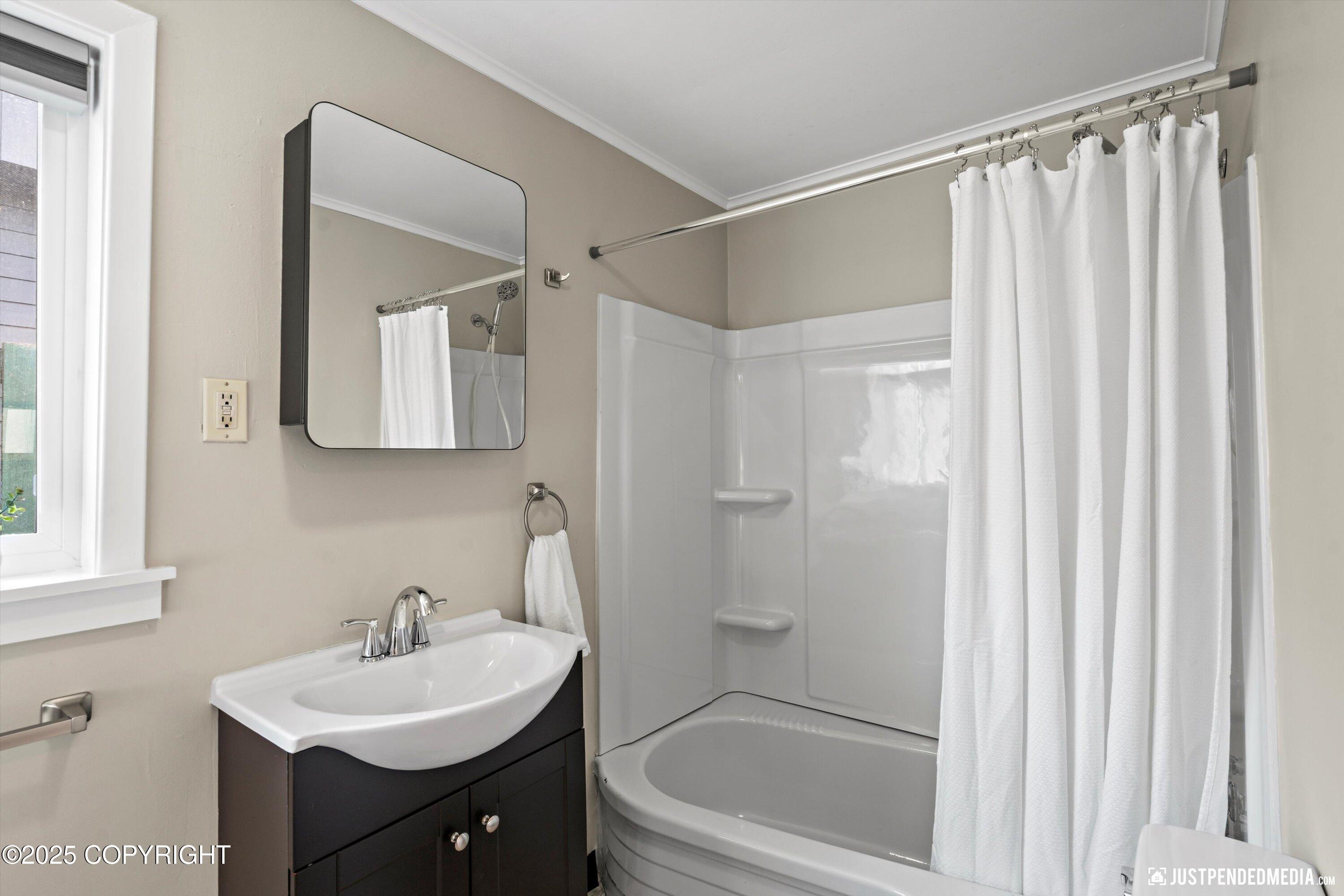 Anchorage, Alaska 99501, United States, 3 Bedrooms Bedrooms, ,2 BathroomsBathrooms,Residential,Active,225599