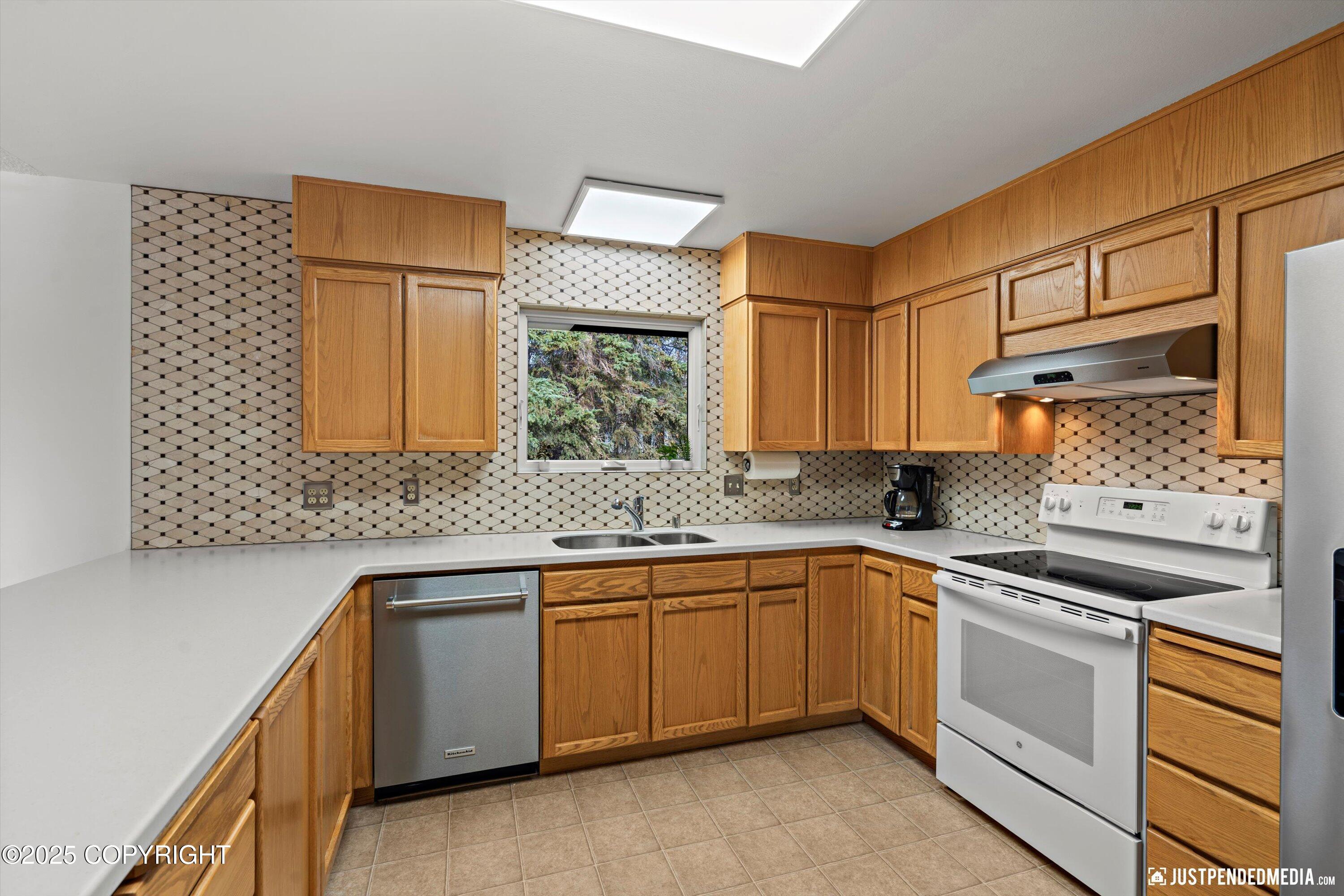 Anchorage, Alaska 99508, United States, 5 Bedrooms Bedrooms, ,2 BathroomsBathrooms,Residential,Active,230273