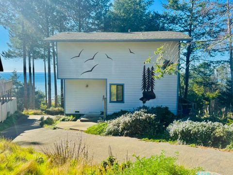 Photo of 765 Upper Pacific Drive, Shelter Cove, CA 95589 (MLS # 271954)