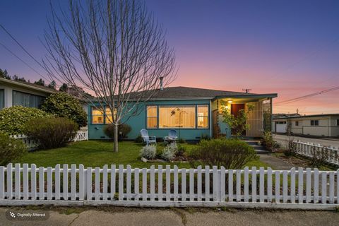 Photo of 905 11th Street, Fortuna, CA 95540 (MLS # 272048)