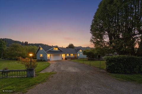 Photo of 305 Belleview Avenue, Rio Dell, CA 95562 (MLS # 272215)