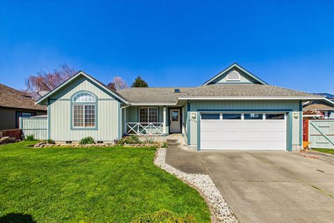 Photo of 2306 Shamrock Drive, Fortuna, CA 95540 (MLS # 271782)