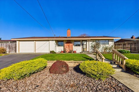 Photo of 579 Valley View Drive, Eureka, CA 95503 (MLS # 271534)