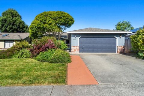 Photo of 1528 Meadow Brooke Place, McKinleyville, CA 95519 (MLS # 272436)