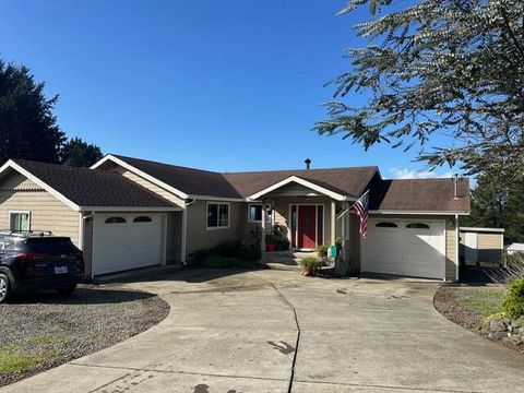 Photo of 336 Nob Hill Drive, Shelter Cove, CA 95589 (MLS # 271774)