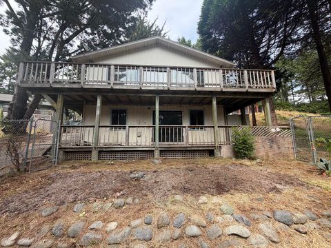 Photo of 120 Spur Court, Shelter Cove, CA 95589 (MLS # 272878)