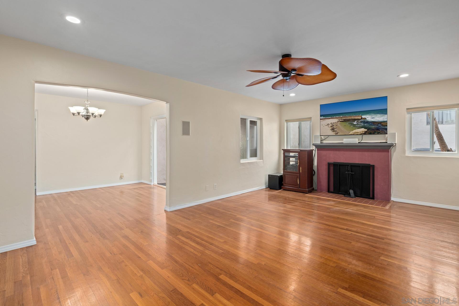 309-11 E Ave