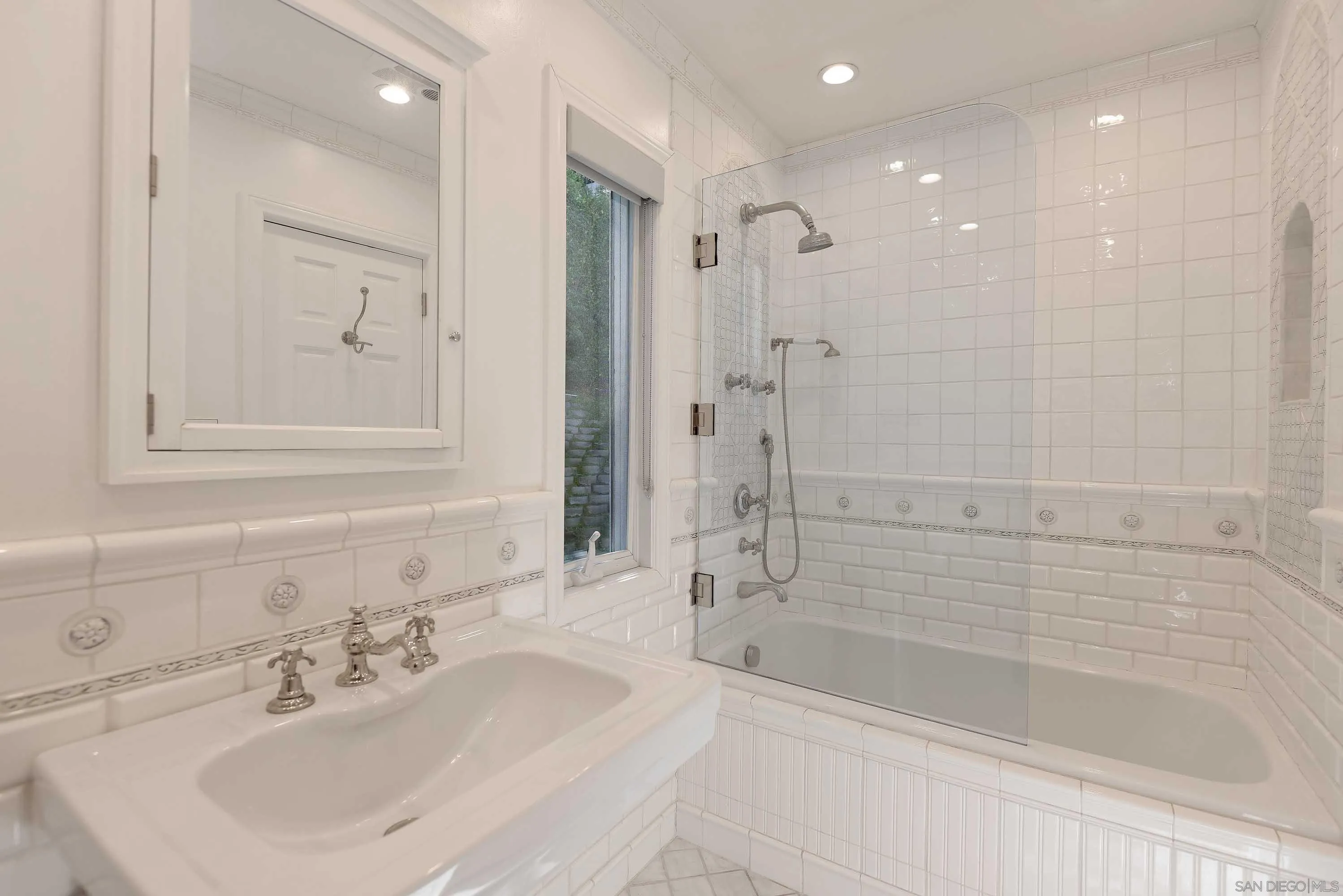 La Jolla, California 92037, United States, 4 Bedrooms Bedrooms, ,5 BathroomsBathrooms,Residential,Active,35153