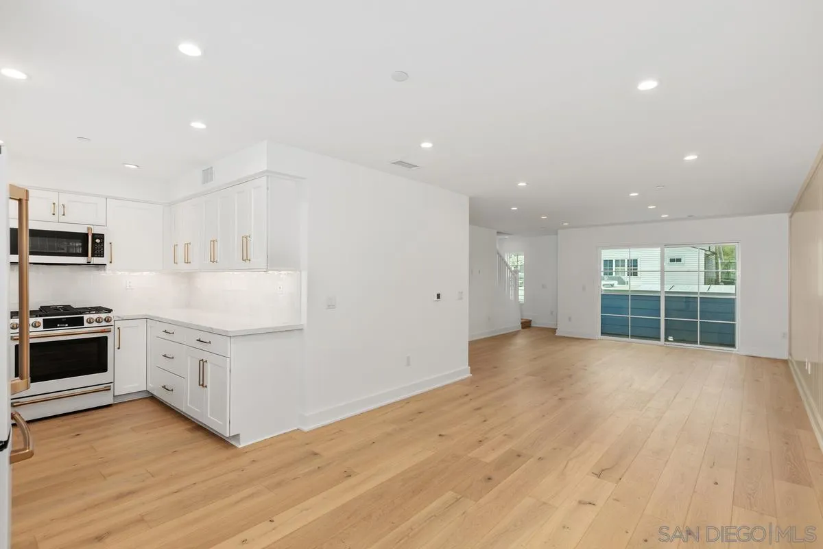 Coronado, California 92118, United States, 3 Bedrooms Bedrooms, ,3 BathroomsBathrooms,Residential,Active,83115