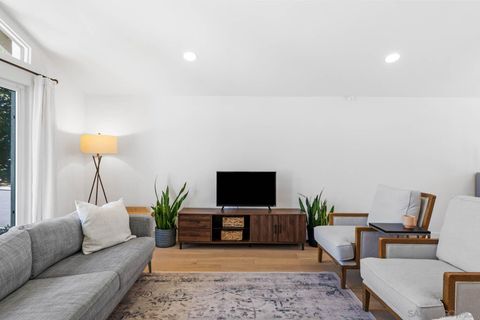498  Avenida De Las Rosas ENCINITAS CA 92024