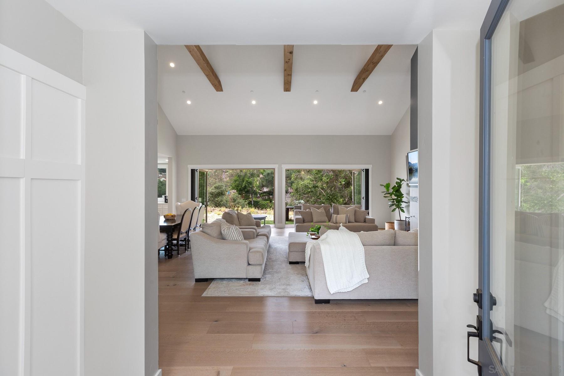 2747 Via Del Robles