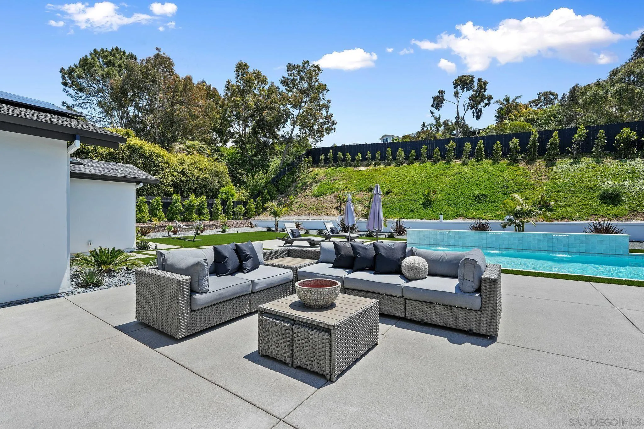 La Jolla, California 92037, United States, 3 Bedrooms Bedrooms, ,4 BathroomsBathrooms,Residential,Pending,123228