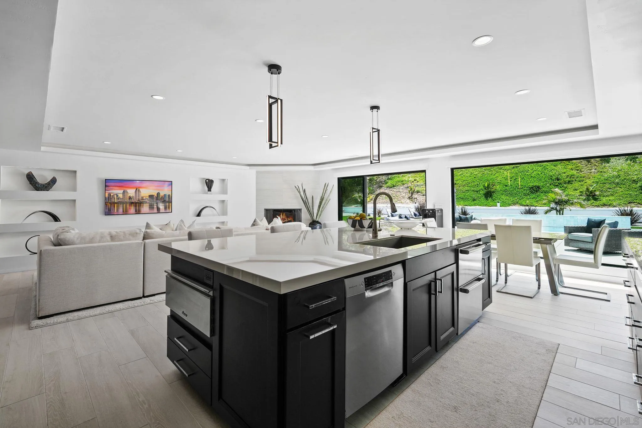 La Jolla, California 92037, United States, 3 Bedrooms Bedrooms, ,4 BathroomsBathrooms,Residential,Pending,123228