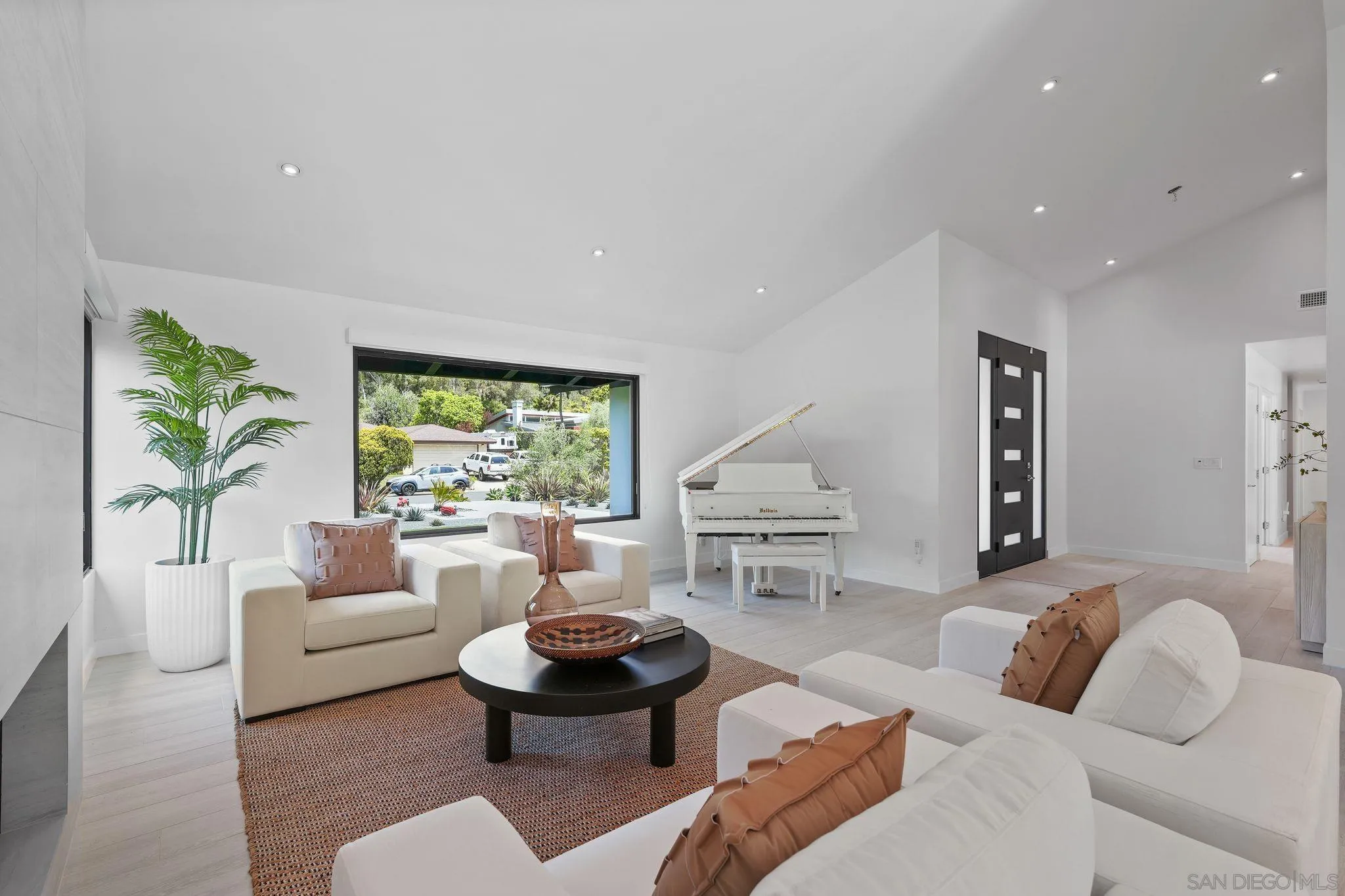 La Jolla, California 92037, United States, 3 Bedrooms Bedrooms, ,4 BathroomsBathrooms,Residential,Pending,123228