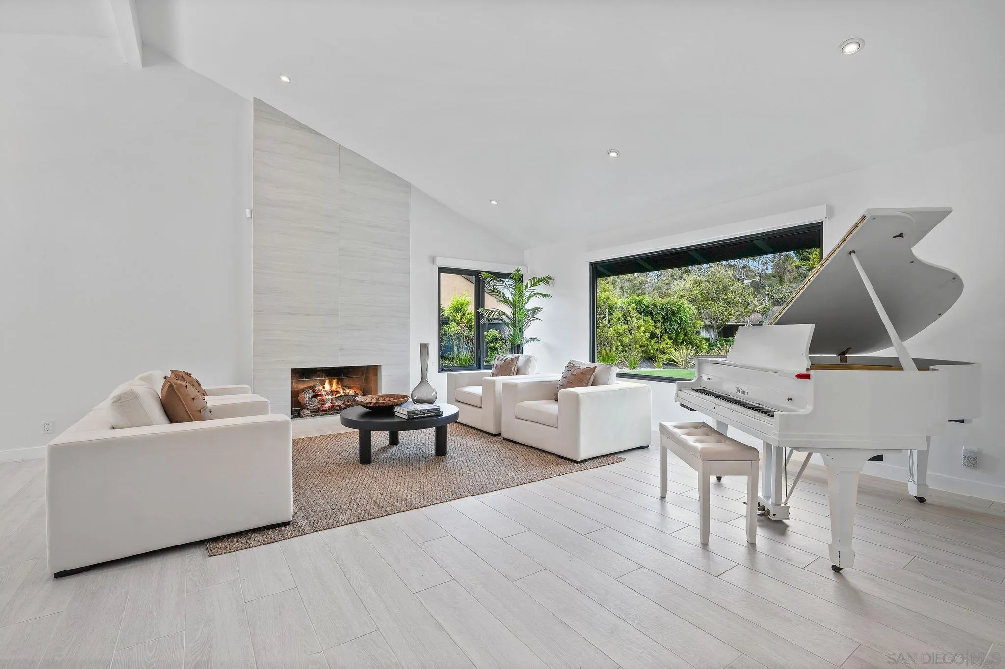 La Jolla, California 92037, United States, 3 Bedrooms Bedrooms, ,4 BathroomsBathrooms,Residential,Pending,123228