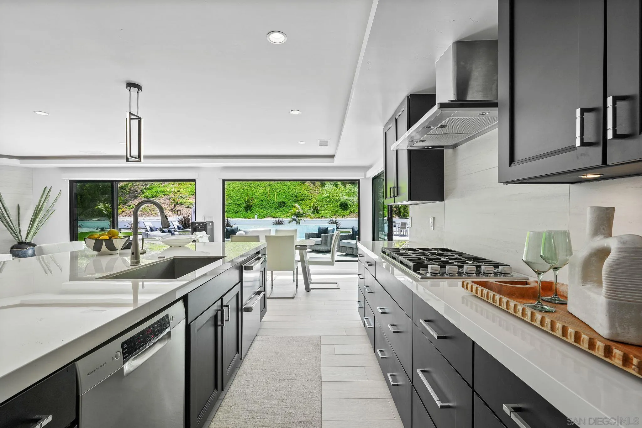 La Jolla, California 92037, United States, 3 Bedrooms Bedrooms, ,4 BathroomsBathrooms,Residential,Pending,123228