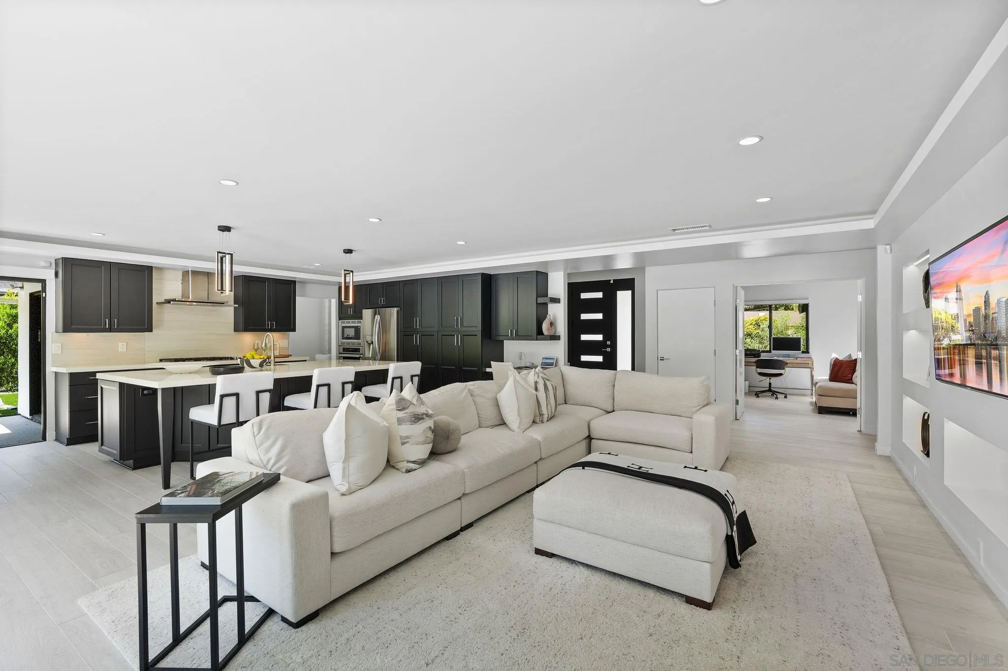 La Jolla, California 92037, United States, 3 Bedrooms Bedrooms, ,4 BathroomsBathrooms,Residential,Pending,123228