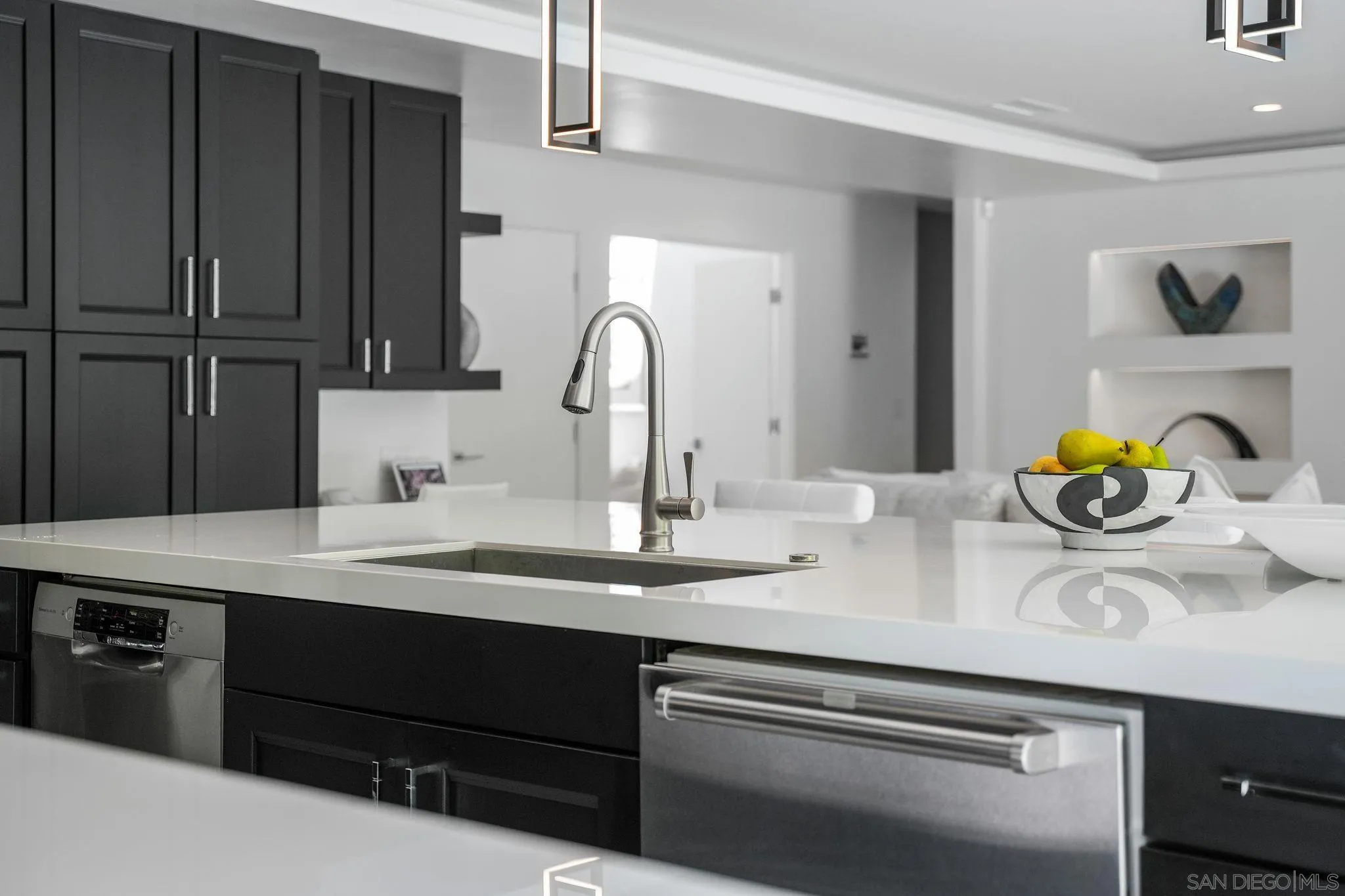 La Jolla, California 92037, United States, 3 Bedrooms Bedrooms, ,4 BathroomsBathrooms,Residential,Pending,123228