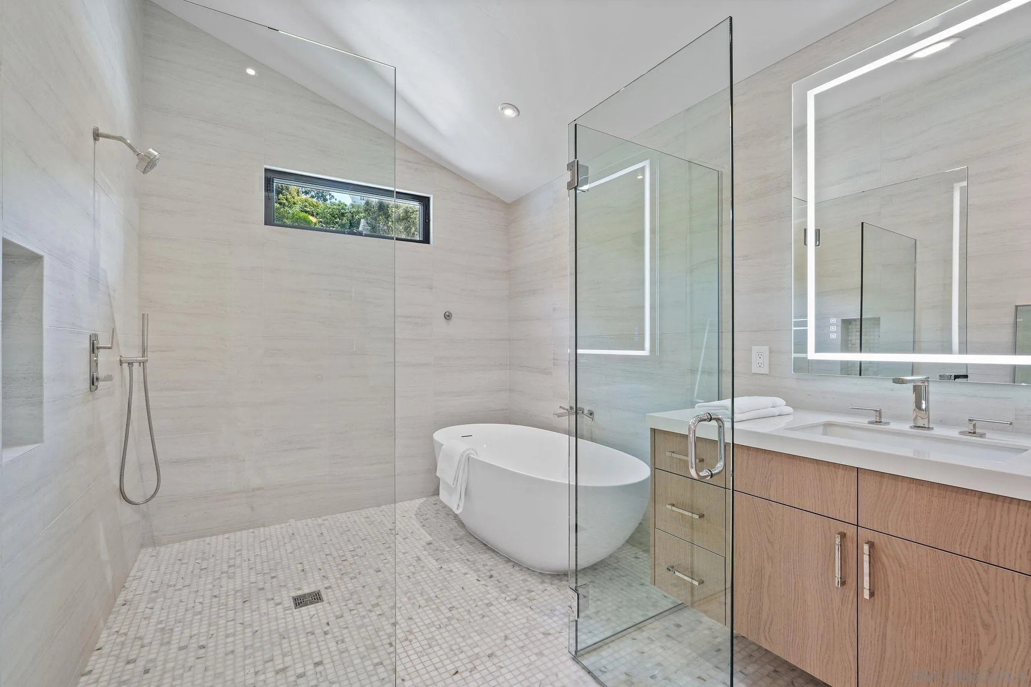 La Jolla, California 92037, United States, 3 Bedrooms Bedrooms, ,4 BathroomsBathrooms,Residential,Pending,123228