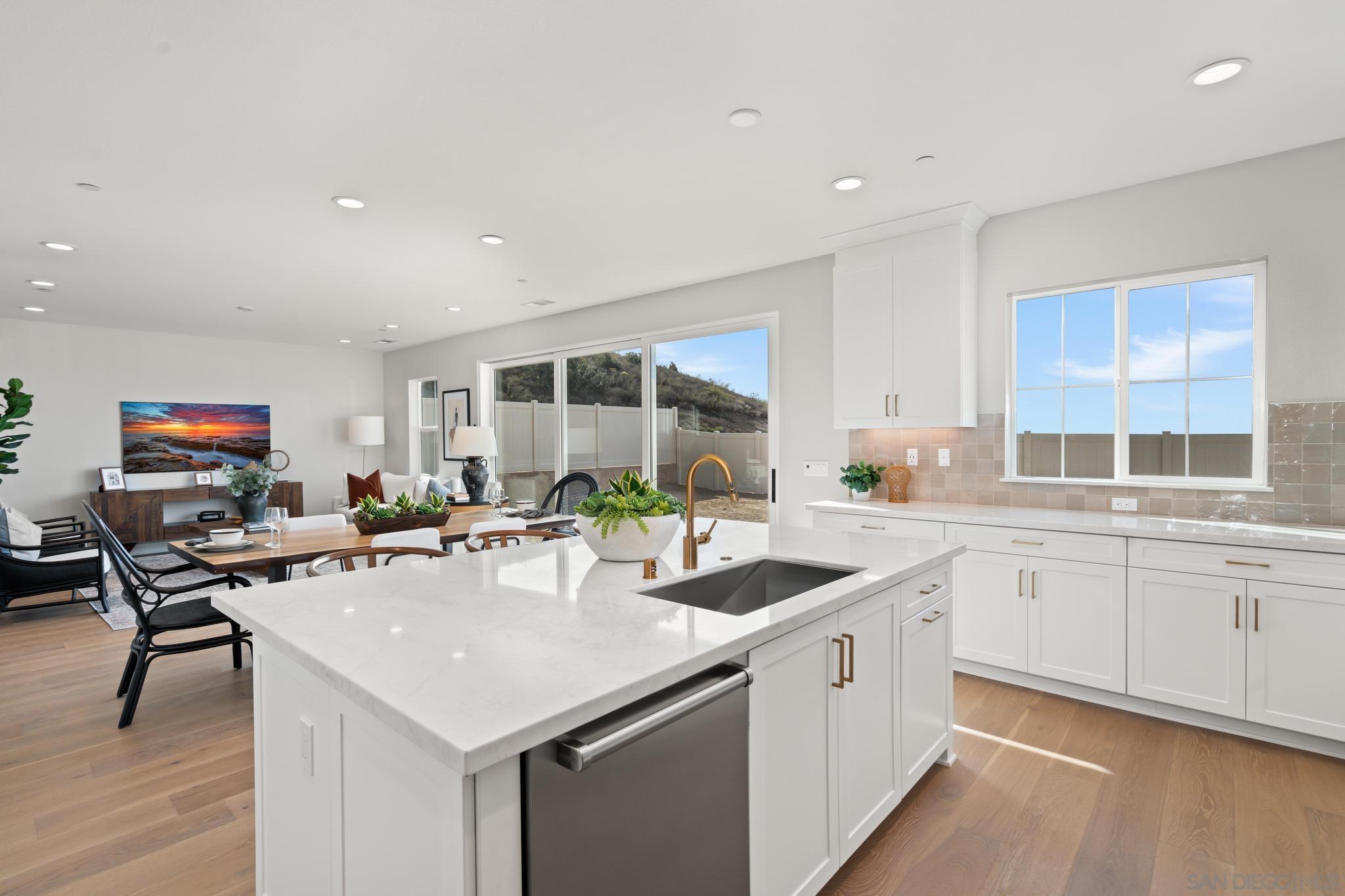 951 Visalia Pl