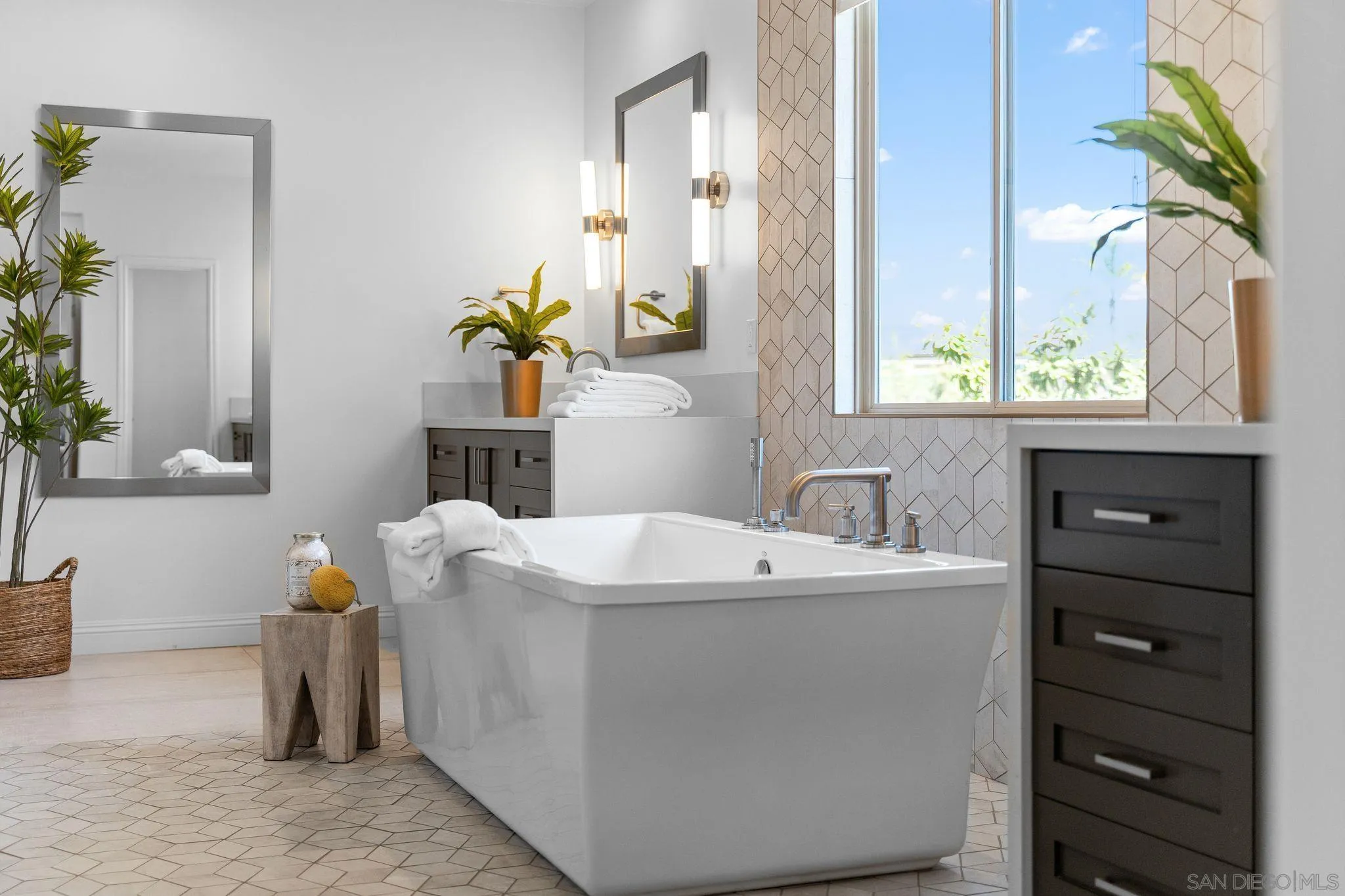 San Diego, California 92131, United States, 7 Bedrooms Bedrooms, ,5 BathroomsBathrooms,Residential,Active,128103