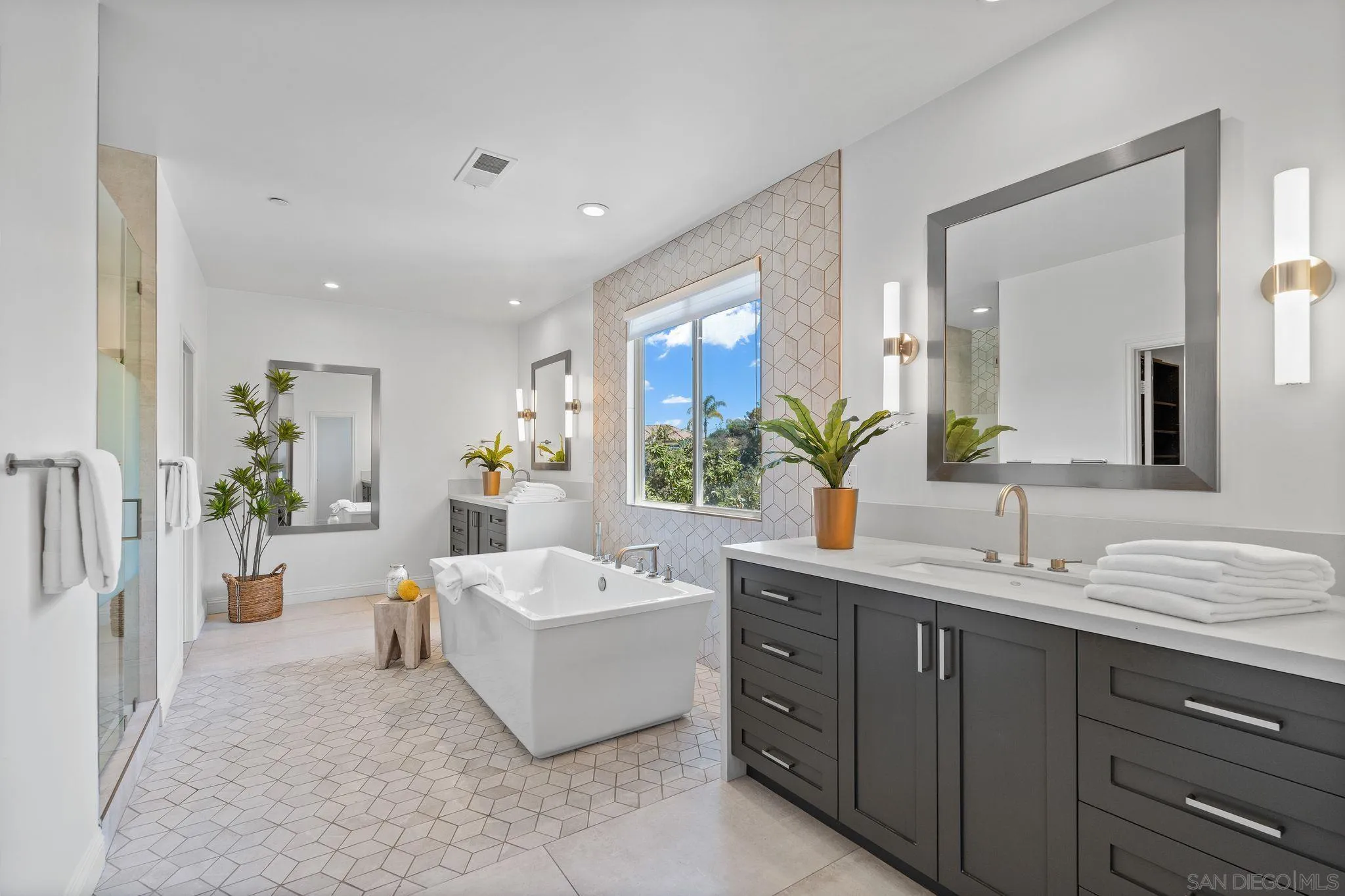 San Diego, California 92131, United States, 7 Bedrooms Bedrooms, ,5 BathroomsBathrooms,Residential,Active,128103