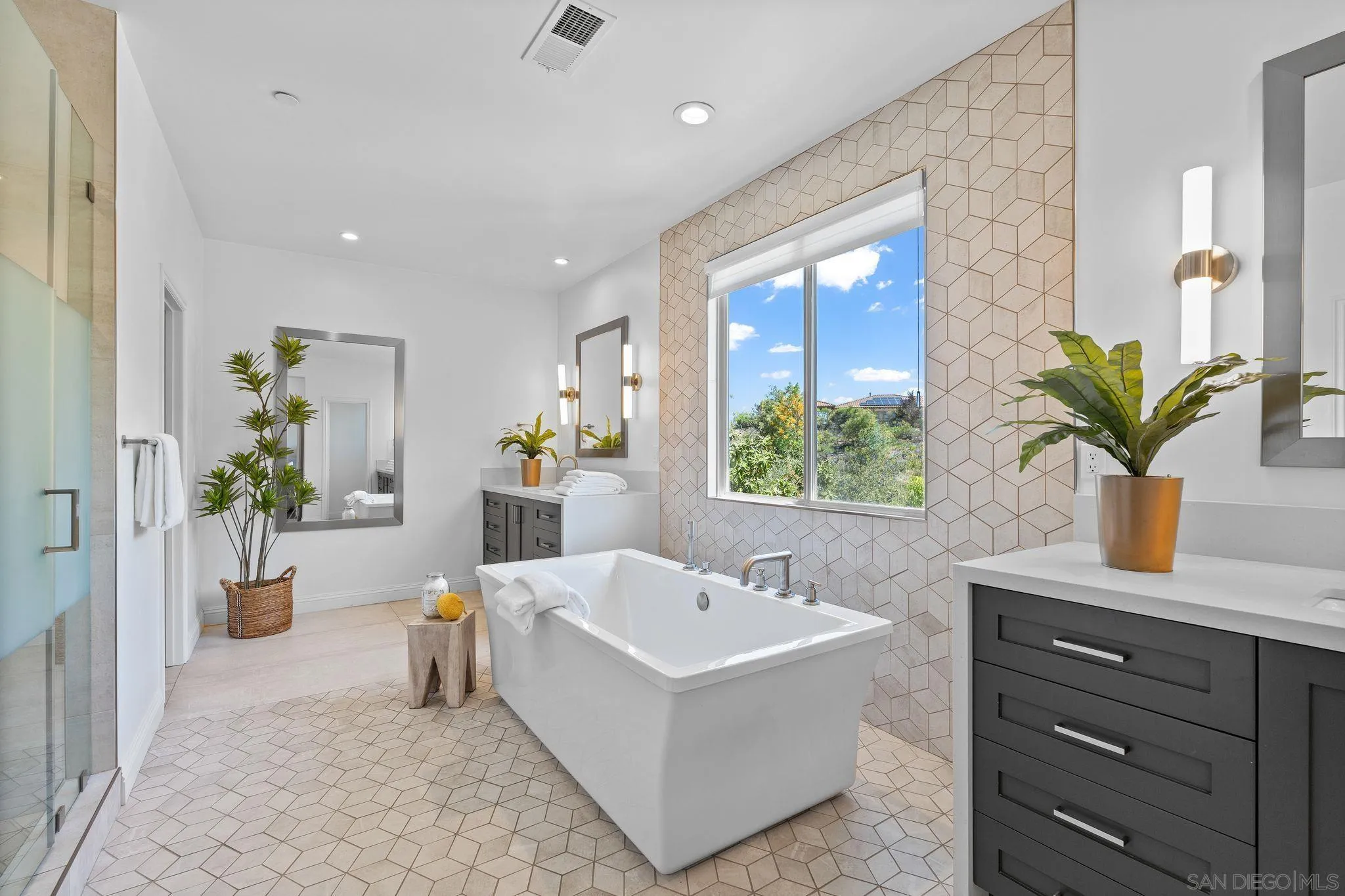 San Diego, California 92131, United States, 7 Bedrooms Bedrooms, ,5 BathroomsBathrooms,Residential,Active,128103