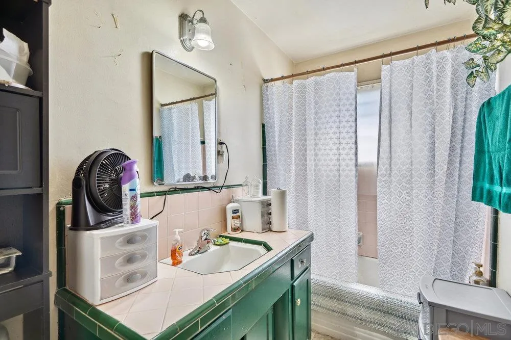 San Diego, California 92113, United States, 2 Bedrooms Bedrooms, ,1 BathroomBathrooms,Residential,Pending,78703