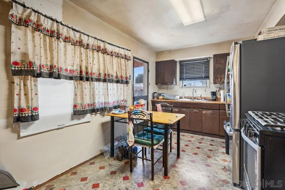 San Diego, California 92113, United States, 2 Bedrooms Bedrooms, ,1 BathroomBathrooms,Residential,Pending,78703