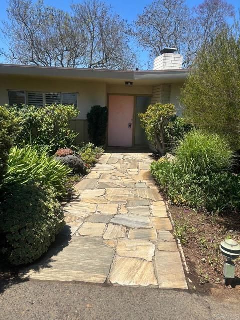 1901 Esplendido Avenue Vista CA 92084