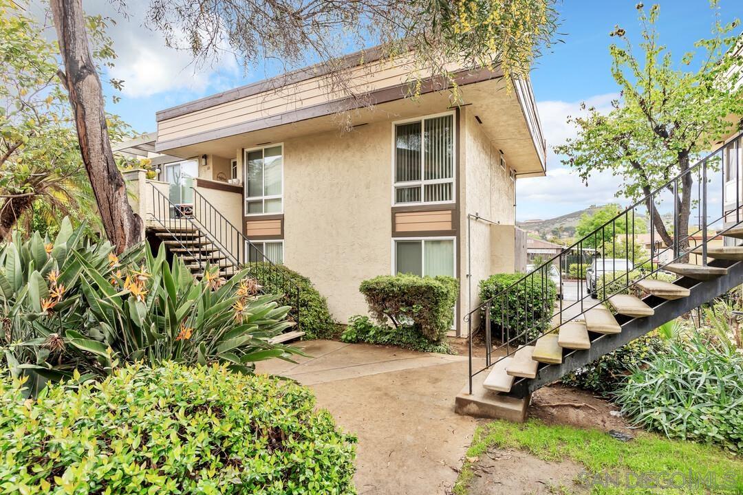 745 E Bradley Ave 10