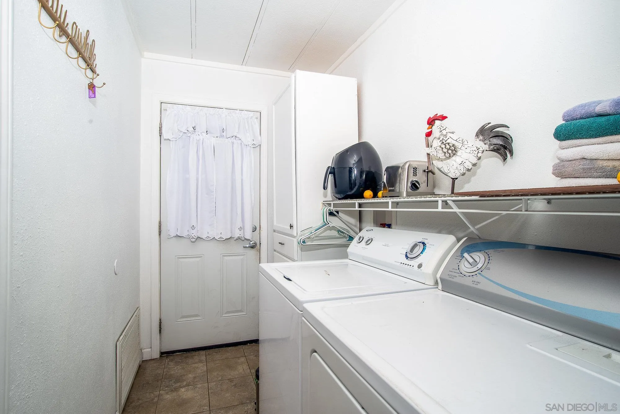 Lakeside, California 92040, United States, 3 Bedrooms Bedrooms, ,2 BathroomsBathrooms,Residential,Active,1757