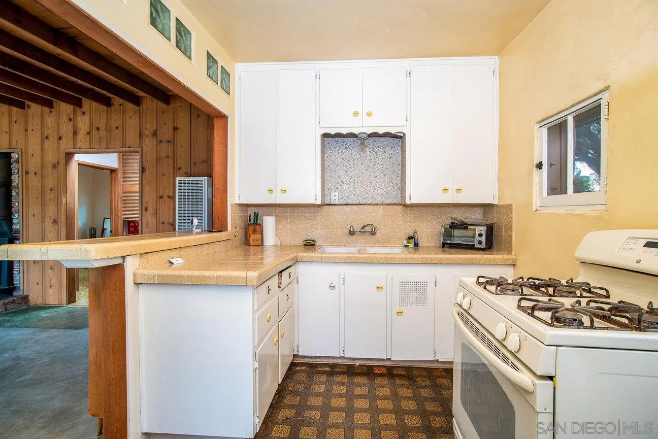 Lemon Grove, California 91945, United States, 2 Bedrooms Bedrooms, ,1 BathroomBathrooms,Residential,Pending,103026