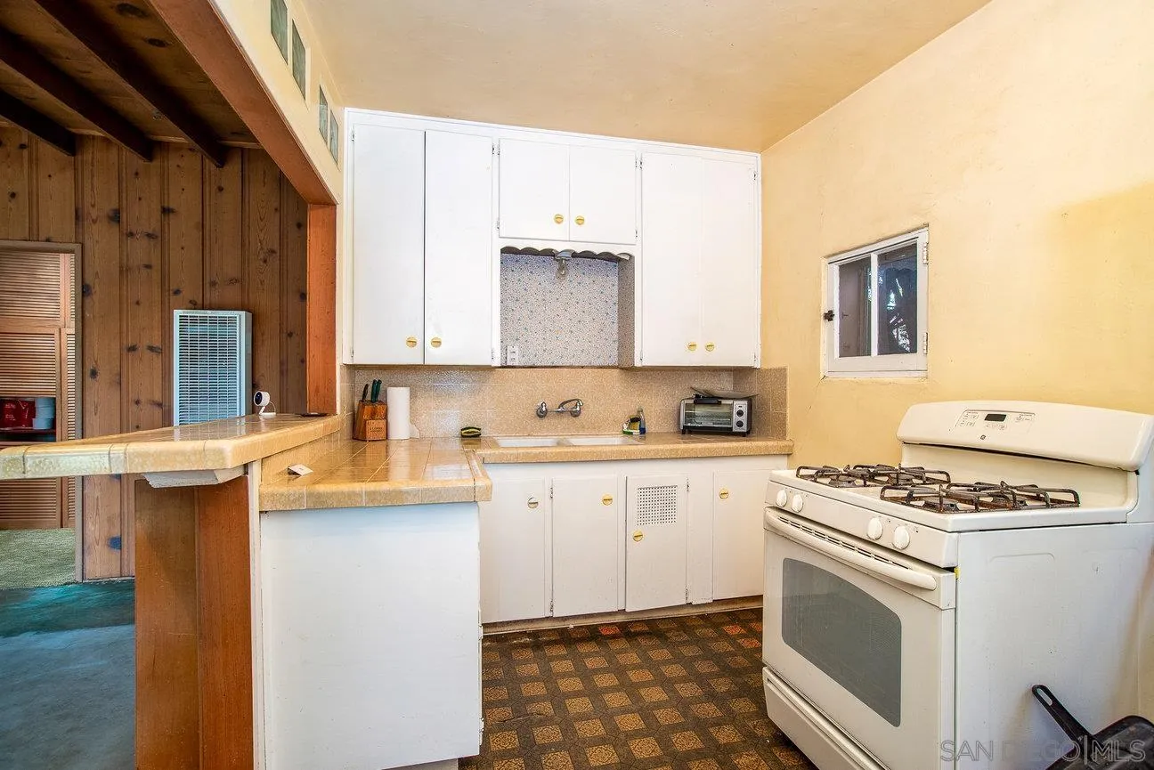 Lemon Grove, California 91945, United States, 2 Bedrooms Bedrooms, ,1 BathroomBathrooms,Residential,Pending,103026