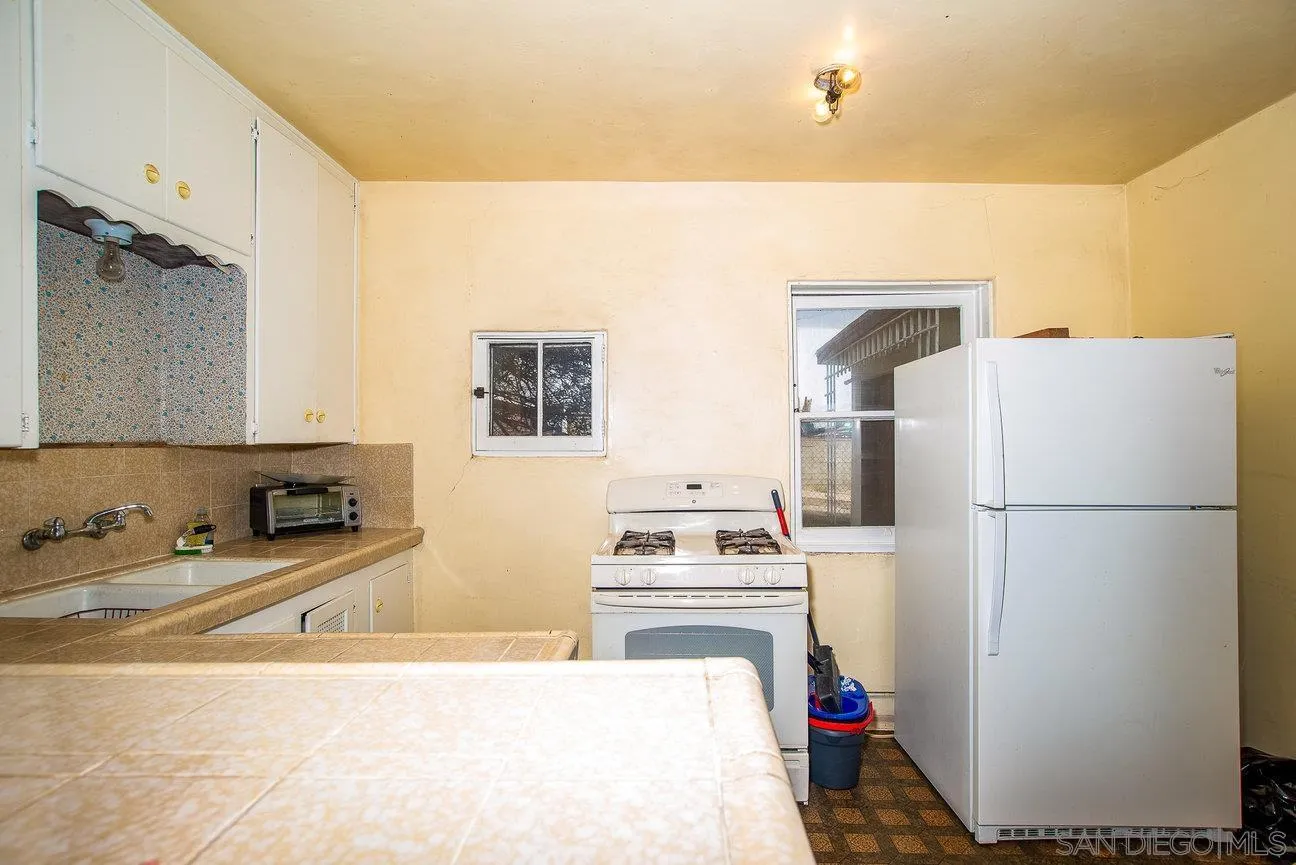 Lemon Grove, California 91945, United States, 2 Bedrooms Bedrooms, ,1 BathroomBathrooms,Residential,Pending,103026