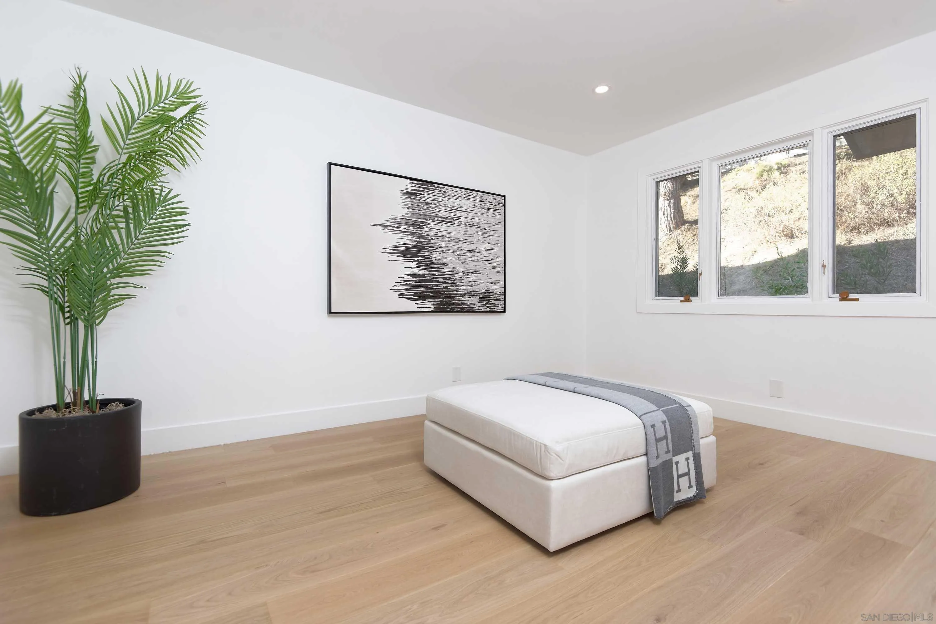 La Jolla, California 92037, United States, 4 Bedrooms Bedrooms, ,3 BathroomsBathrooms,Residential,Pending,13599