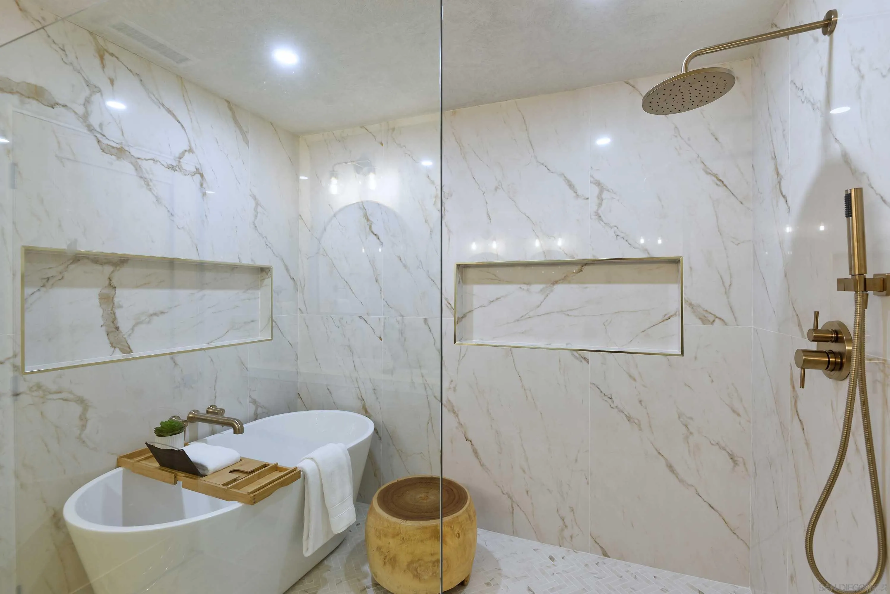 La Jolla, California 92037, United States, 4 Bedrooms Bedrooms, ,3 BathroomsBathrooms,Residential,Pending,13599