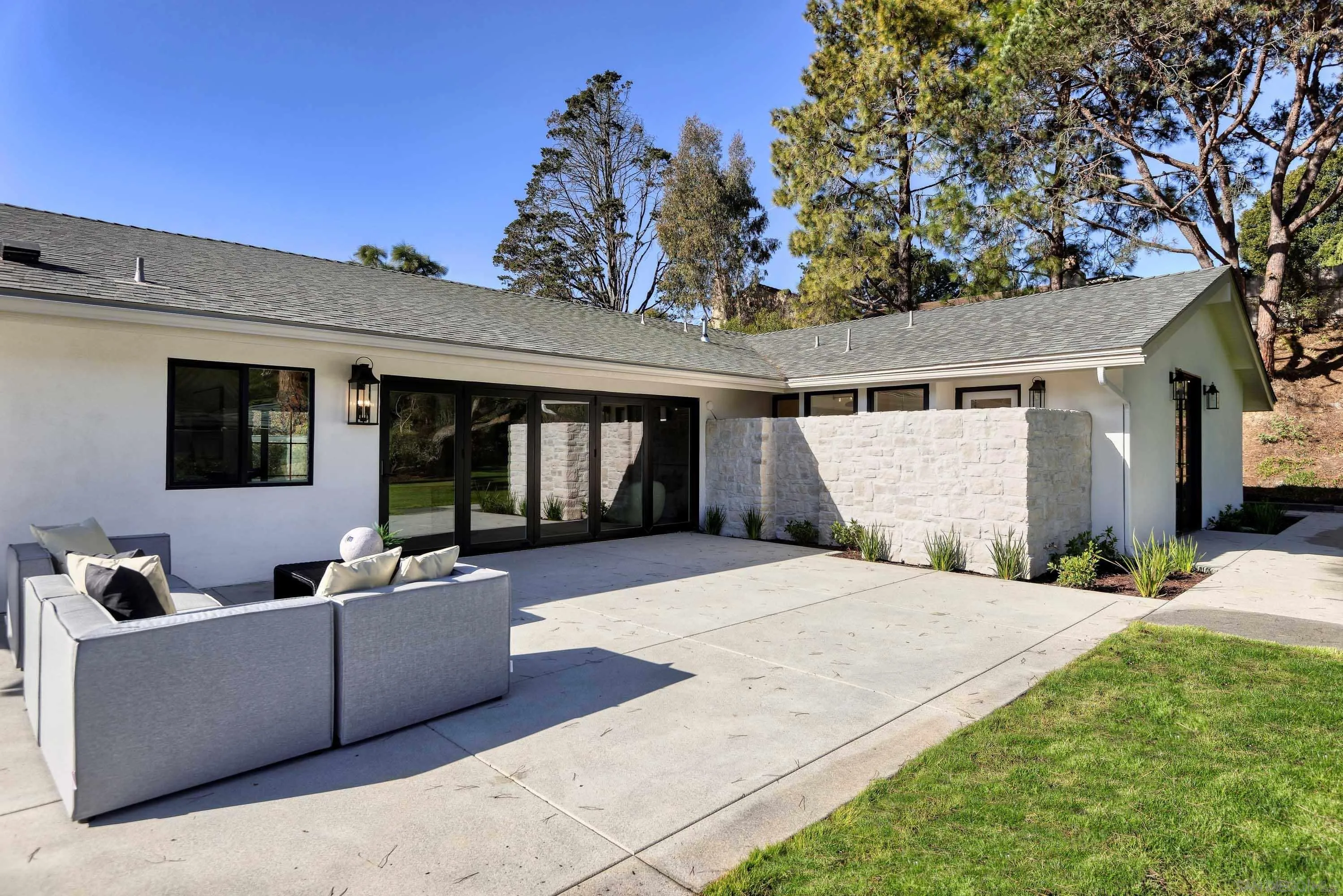 La Jolla, California 92037, United States, 4 Bedrooms Bedrooms, ,3 BathroomsBathrooms,Residential,Pending,13599