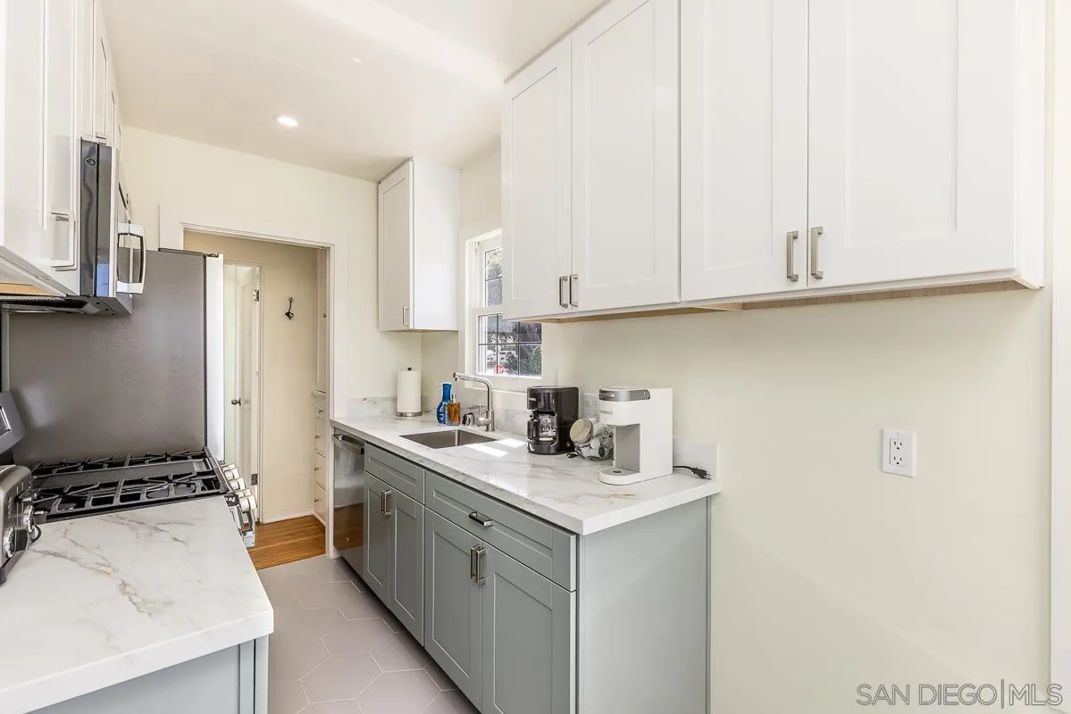 La Jolla, California 92037, United States, 4 Bedrooms Bedrooms, ,3 BathroomsBathrooms,Residential,Active,111209