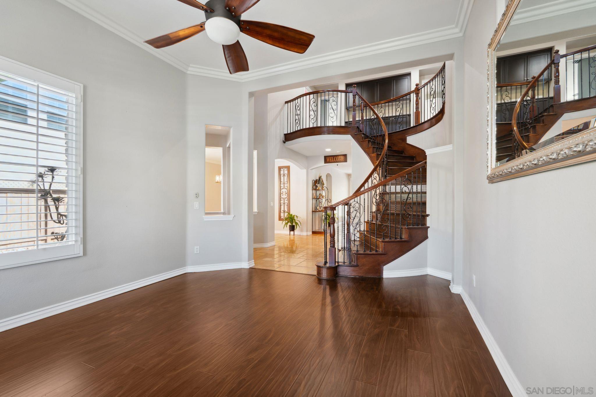 832 Shadow Ridge Pl