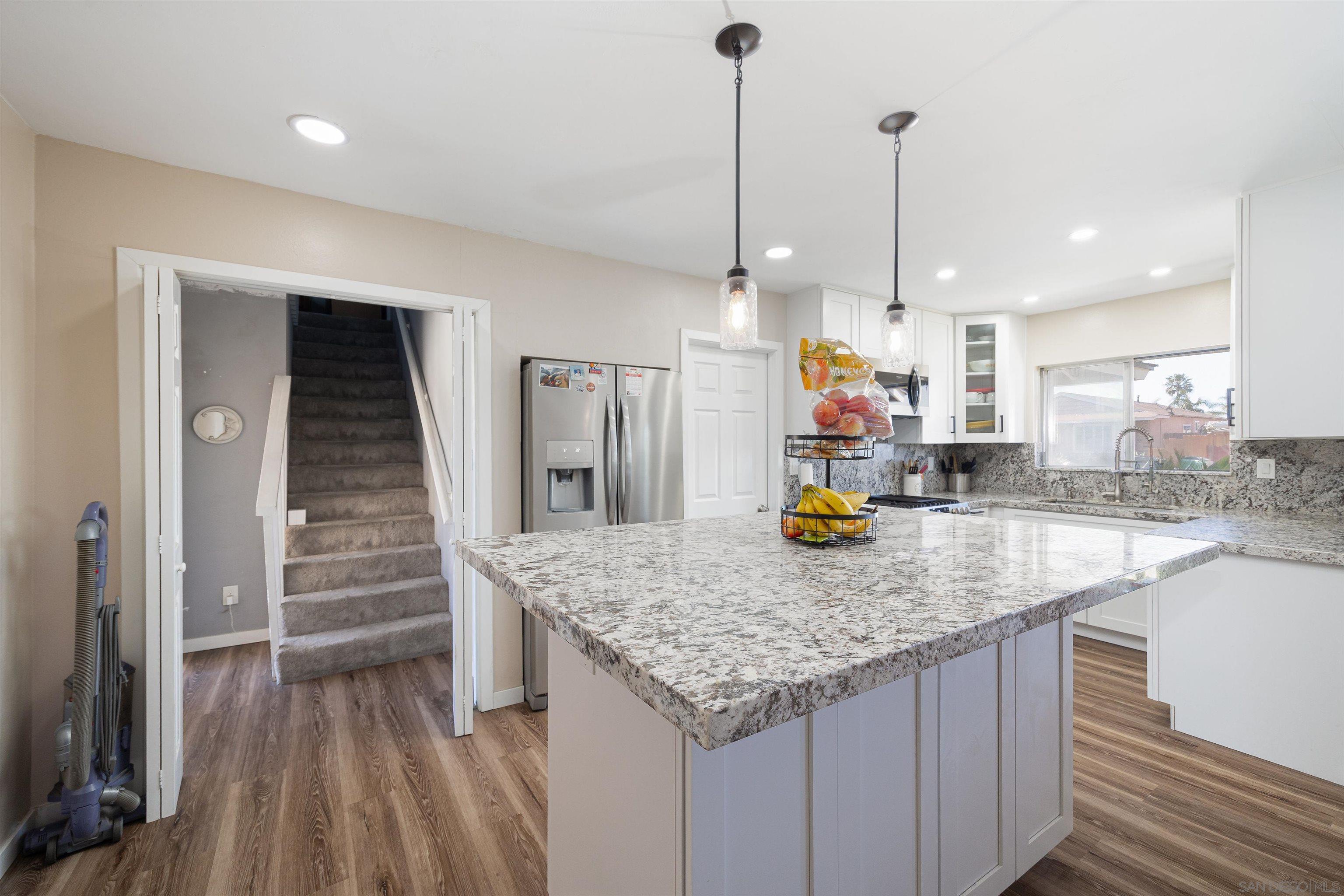1195 Kenalan DR