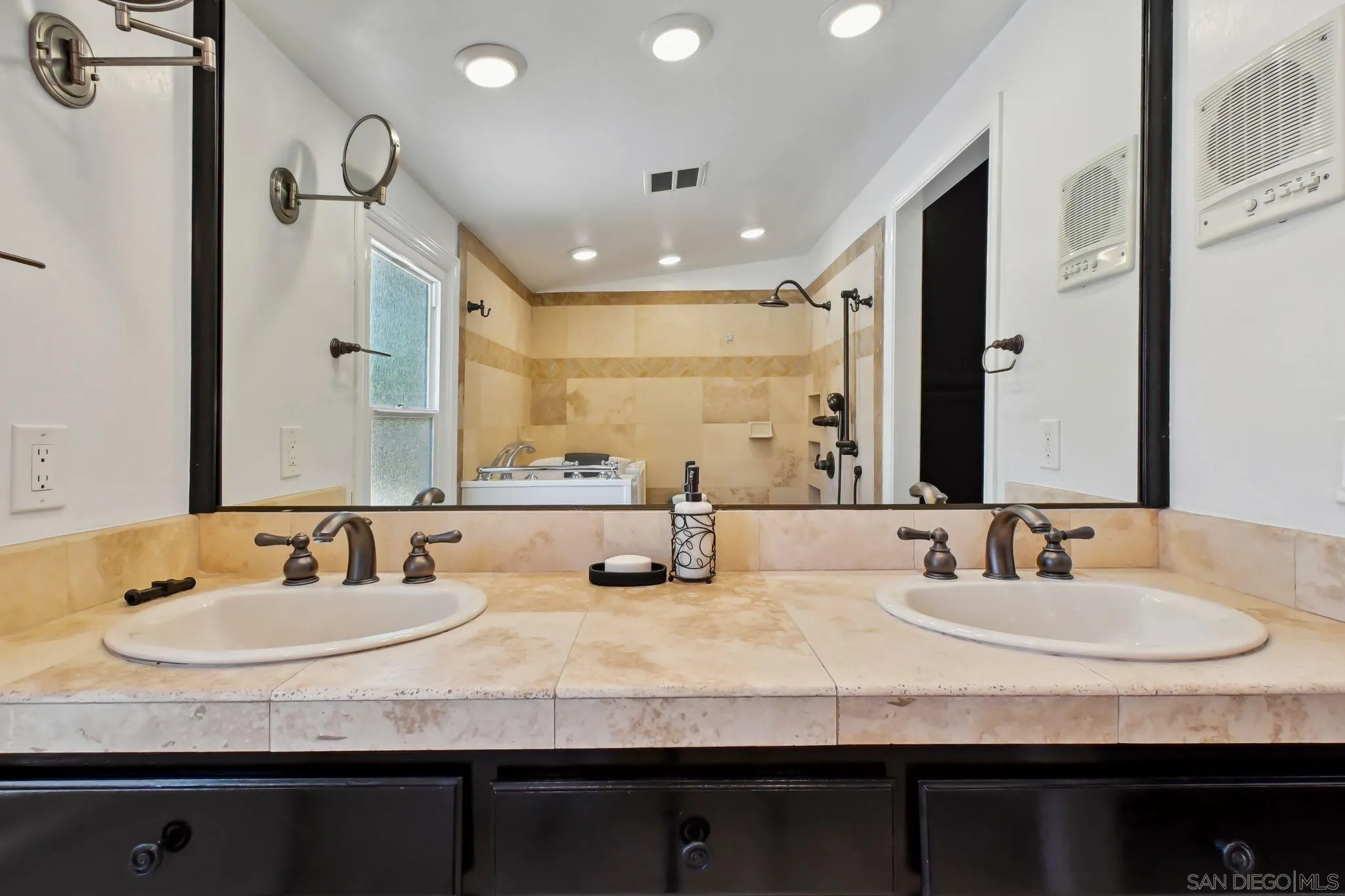 El Cajon, California 92021, United States, 3 Bedrooms Bedrooms, ,2 BathroomsBathrooms,Residential,Pending,157089